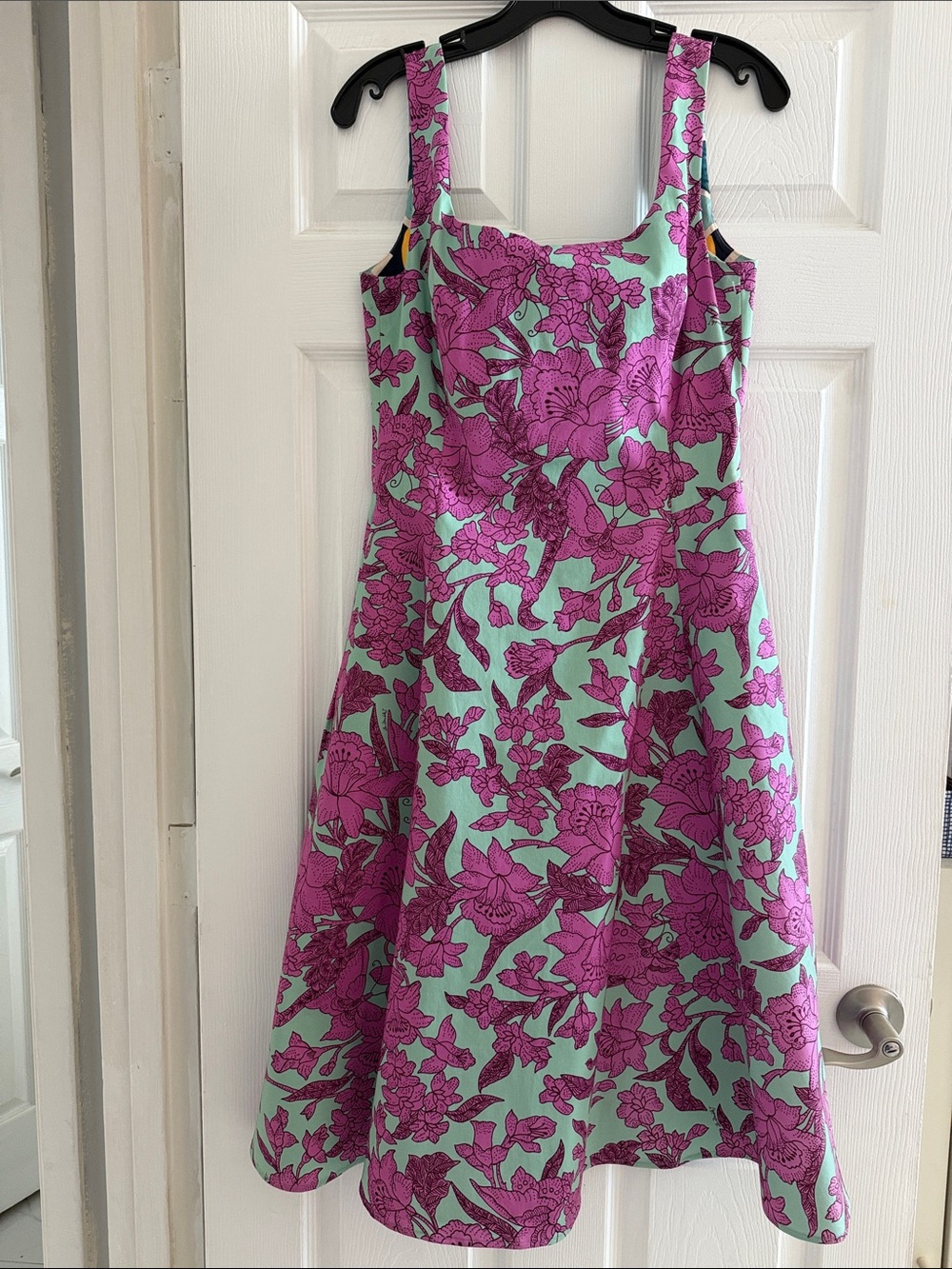 La DoubleJ Sophia Dress in the "Lilium" print features a distinctive square neck